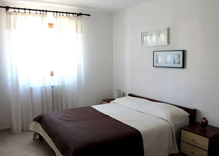 万带兰公寓 * 罗维尼